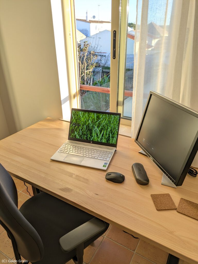Electric height-adjustable office desk