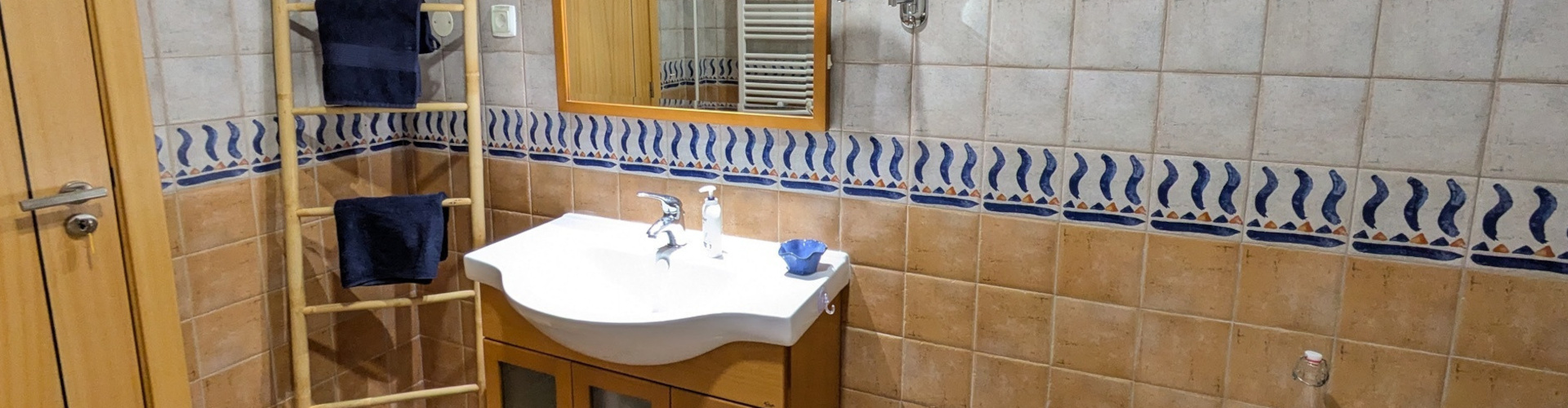 Bathroom (washbasin, narrow)